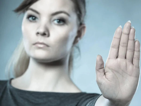 Durchsetzungsfähige Frau macht Stopp-Geste. — Stockfoto