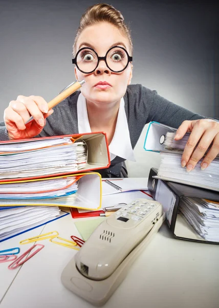 Mulher louca no escritório . — Fotografia de Stock