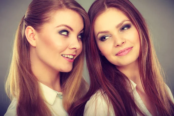 Dvě krásné ženy, Blondýnka a brunetka baví — Stock fotografie