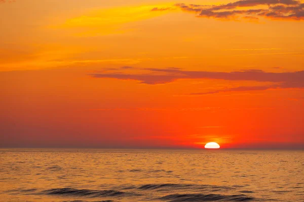 Idylliska bild på solnedgången vid havet — Stockfoto