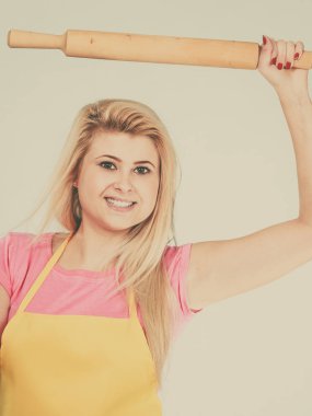 Oklava tutan önlük giyen kadın