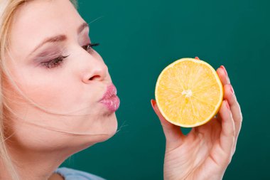 Kız holding limon narenciye meyve