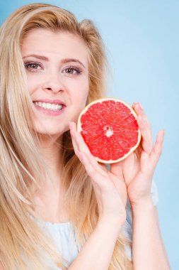 Kadın greyfurt narenciye meyve elinde tutan