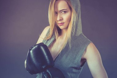 Boksör kız egzersiz ile boks eldivenleri.