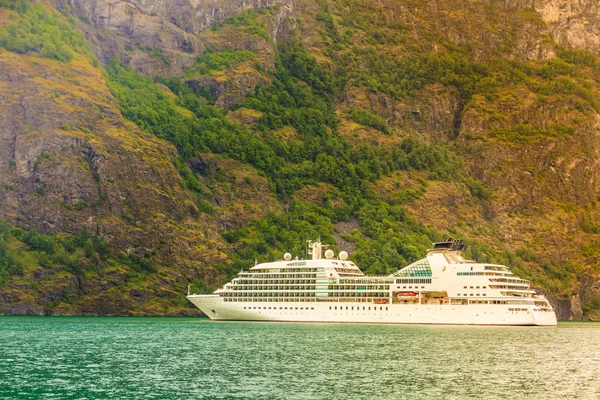 Barco de cruzeiro em fiorde norwegian — Fotografia de Stock