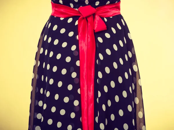 Retro bezaaid jurk met rode strik — Stockfoto