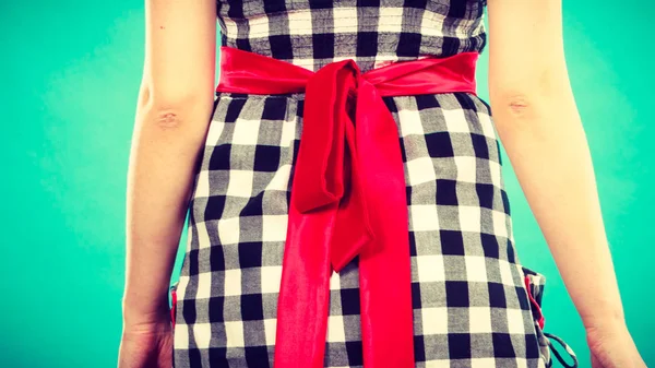Retro gecontroleerd jurk met rode strik — Stockfoto
