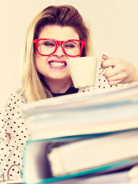 Lycklig kvinna på kontor dricka varmt kaffe — Stockfoto