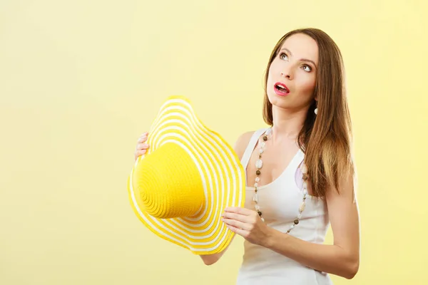 Kvinna i stora gula sommaren hatt. — Stockfoto