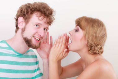 Kadın şaşkın bir adam bazı sırları söylüyorum