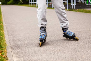 Aktif kadın paten açık.