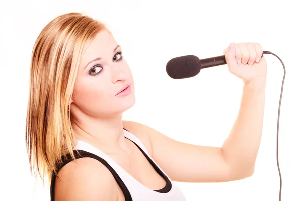 Blonde woman singing to microphone, profile view — Stock Photo, Image