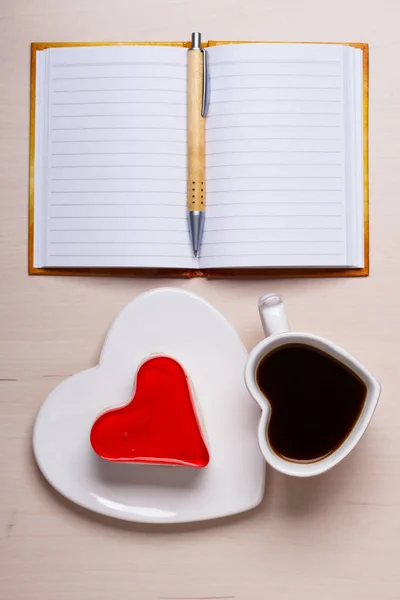 Gâteau tasse de café en forme de coeur et carnet — Photo