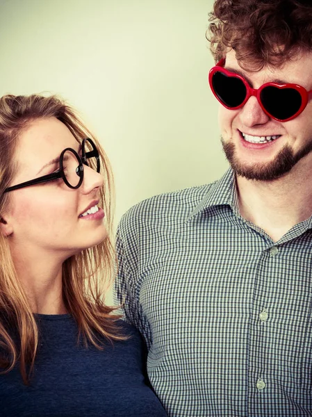 Szczęśliwa para mężczyzna i kobieta w okularach. — Zdjęcie stockowe