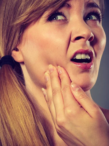Mujer que sufre de dolor dental — Foto de Stock