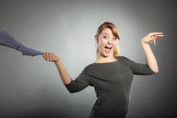 Bionda cameriera godendo il suo lavoro . — Foto Stock