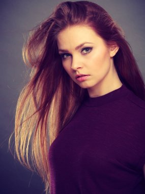 Karanlıkve saçlı çekici esmer kadın