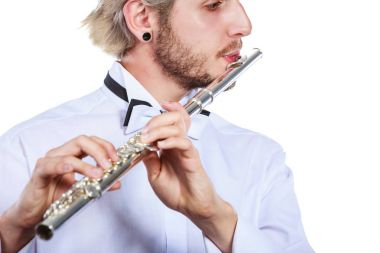 Erkek flütçü onun flüt çalmaya