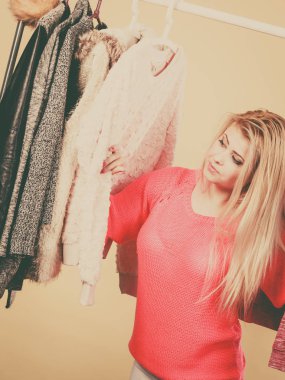 Dolap malzeme çekme kış kıyafeti duran kadın