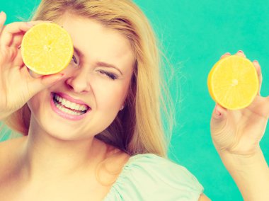 Limonlu narenciye gözleriyle kapsayan kız