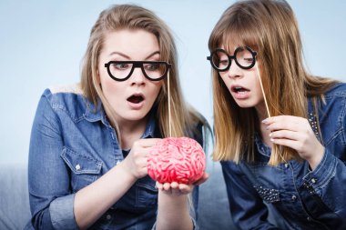 Düşünme iki çılgın kadın arkadaş