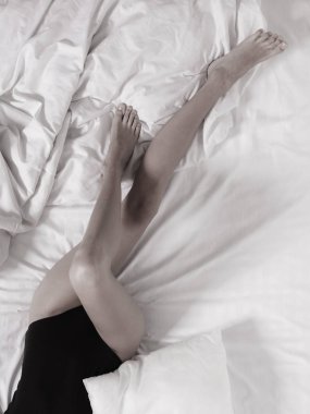 Yatak odasında seksi kadın bacakları