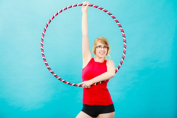 Fit mujer con hula hoop haciendo ejercicio —  Fotos de Stock