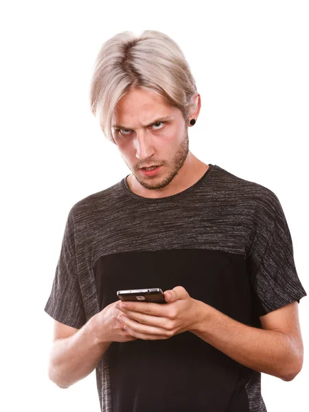 Homem irritado usando telefone celular ler mensagem — Fotografia de Stock