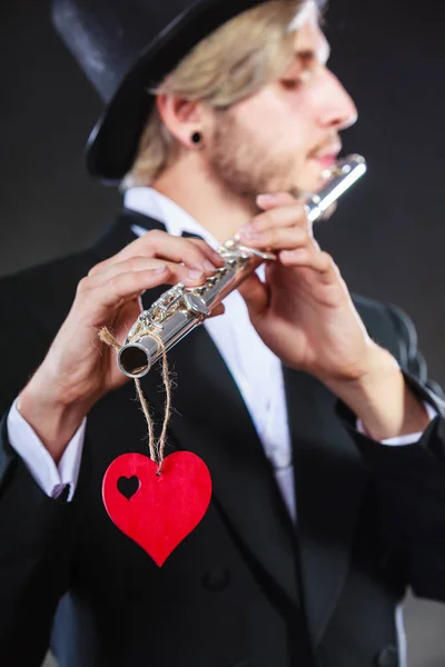Mužské flétnista flétnu a srdcem. Melodie lásky — Stock fotografie