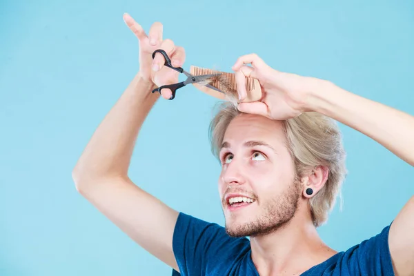 Man with scissors and comb creating new coiffure — Stock Photo, Image