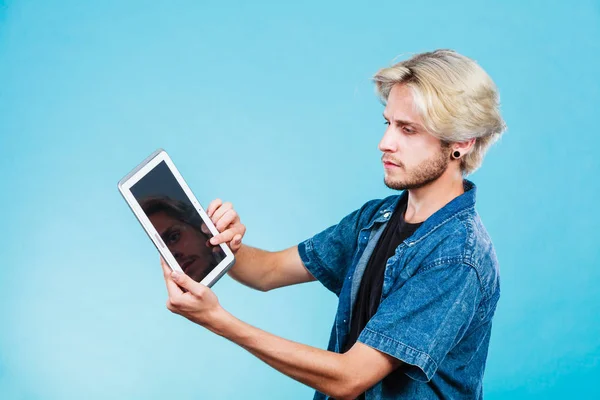 Jovem na moda usando tablet computador — Fotografia de Stock