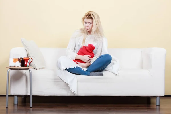 Vrouw ziek of griep liggend op de Bank hebben — Stockfoto