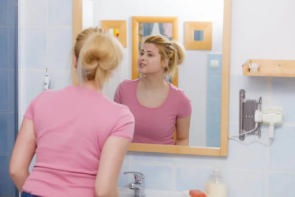 Ung kvinna med gelmask på ansikte — Stockfoto