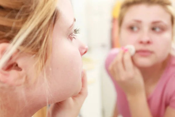 Mujer usando almohadilla de algodón para quitar el maquillaje — Foto de Stock