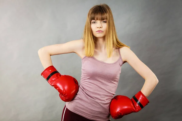 Donna che indossa guanti da boxe — Foto Stock