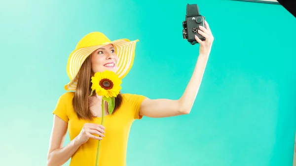 Verão mulher detém girassol velha câmera — Fotografia de Stock