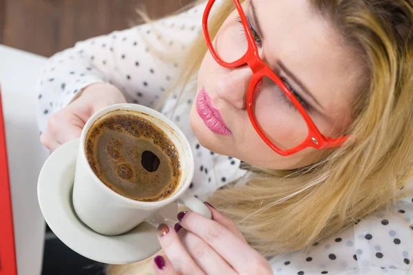 Boldog nő forró kávét iszik irodában — Stock Fotó