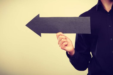 Siyah ok sol işaret tutan adam