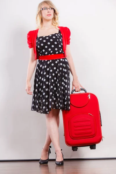 Элегантная модная женщина с красным чемоданом — стоковое фото