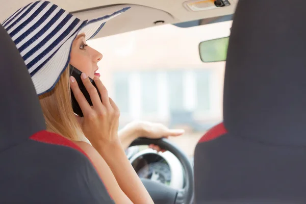 Mujer hablando por teléfono celular mientras conduce su coche — Foto de Stock