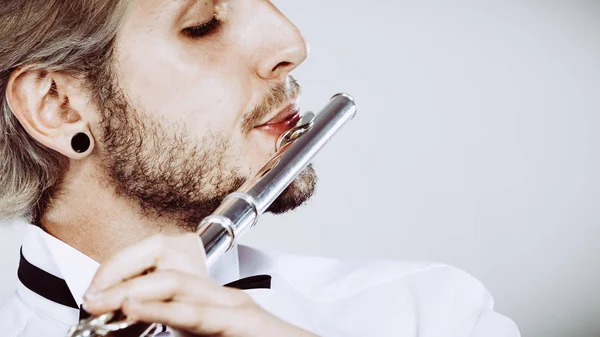 Onun flüt closeup oynayan erkek flütçü — Stok fotoğraf