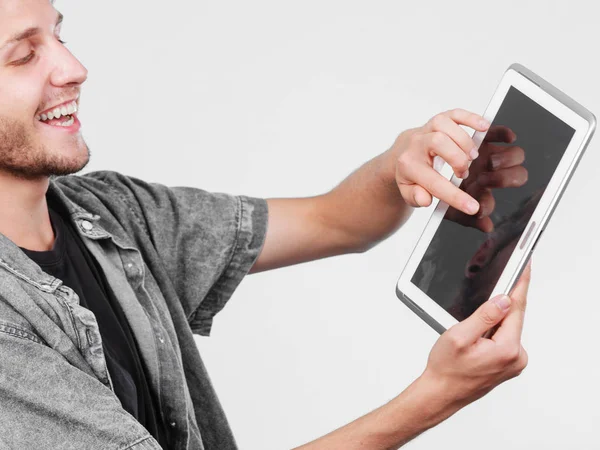 Jeune homme à la mode utilisant une tablette — Photo