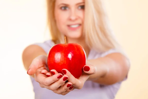 Happy woman holding delicious red apple — Stock Photo, Image