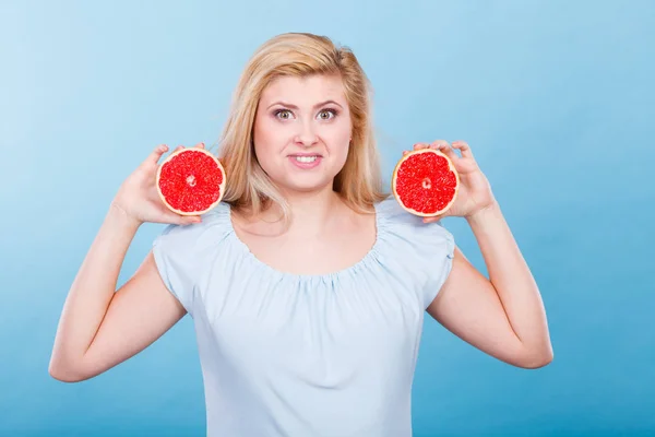 Happy smiling woman holding red grapefruit — Stock Photo, Image