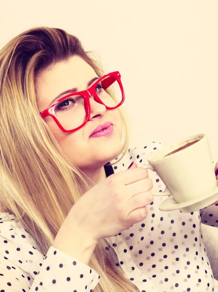 Glückliche Frau im Büro trinkt heißen Kaffee — Stockfoto