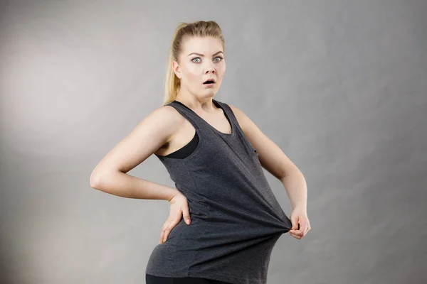 Mujer vistiendo camiseta demasiado grande — Foto de Stock