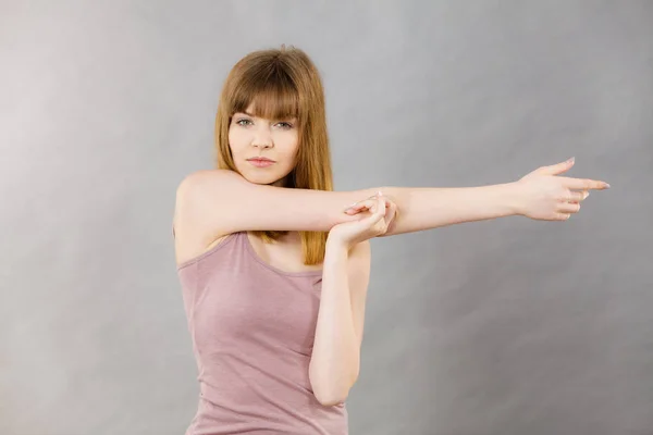 Woman working out at home stretching body — Stock Photo, Image