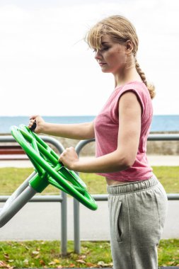 Tai chi tekerlek ile egzersiz aktif kadın.