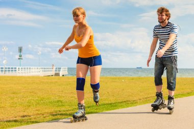 Dışarıda paten süren genç bir çift.