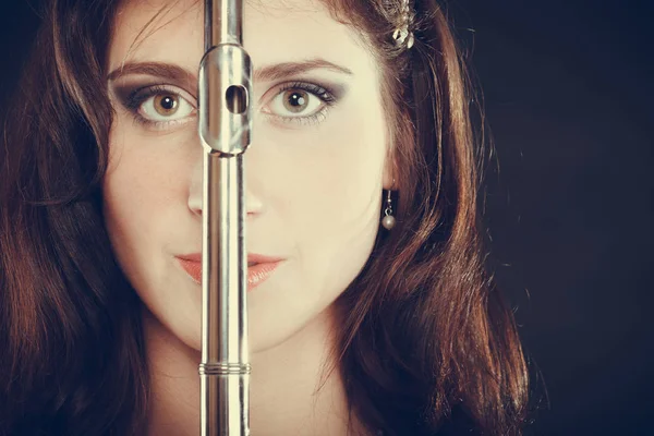 Mulher elegante com instrumento de flauta . — Fotografia de Stock